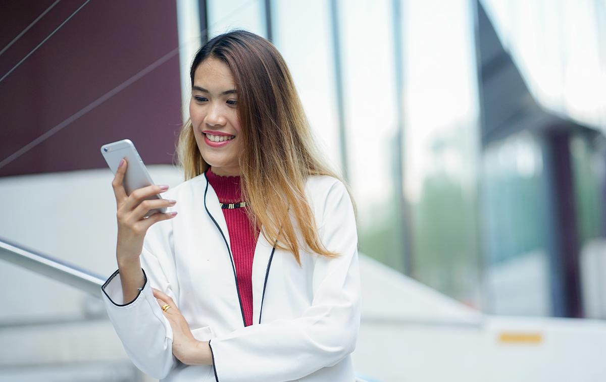 Dentista atendendo cliente que foi captada pelas redes sociais mostrando a importância de social media na odontologia