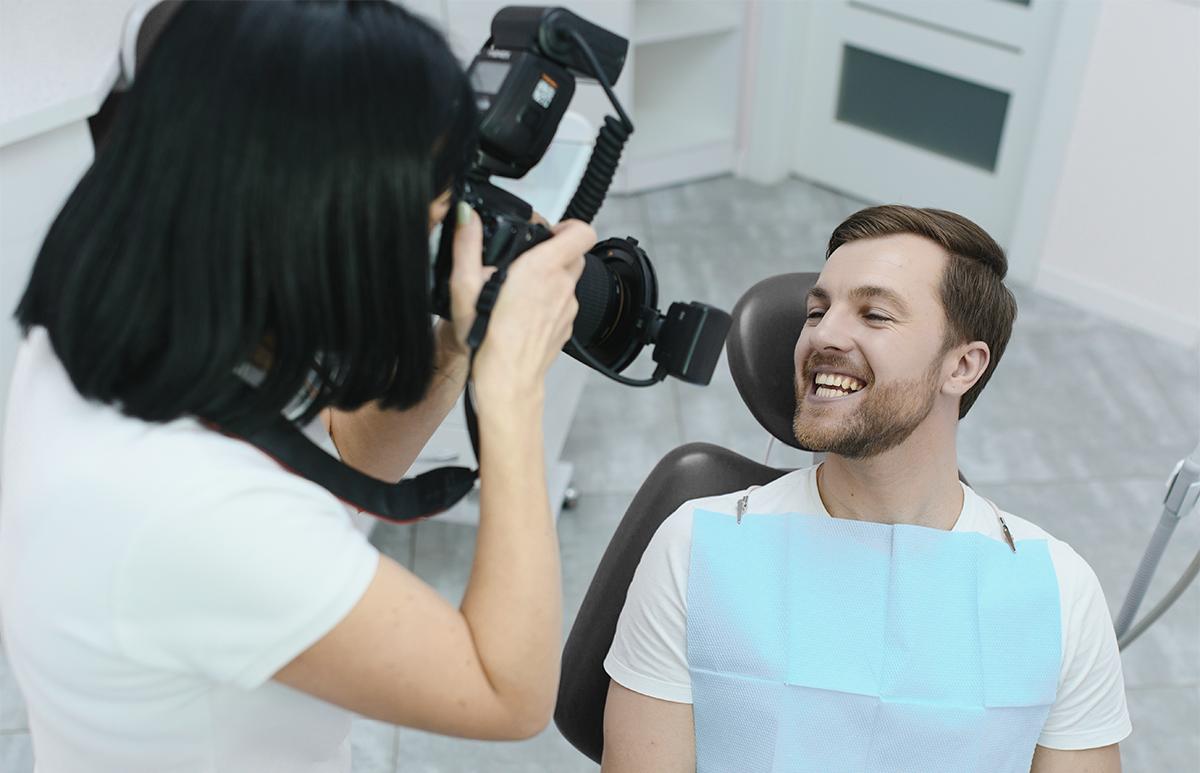 Dentista que aproveita os benefícios da fotografia na odontologia